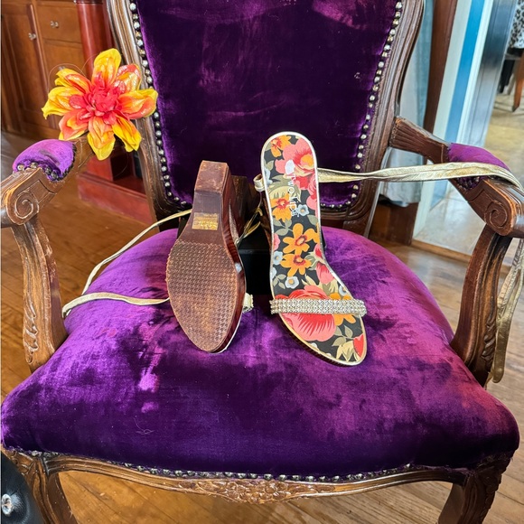 Beautiful floral and gold wood platforms - Picture 3 of 4